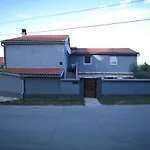 Hedona Пула